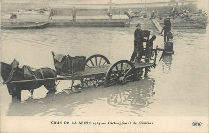 CPA FRANCE 75 "Paris, déchargement des Péniches" / INONDATION DE 1924