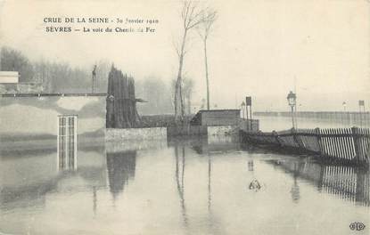 CPA FRANCE 92 "Sèvres, la voie du chemin de fer" / INONDATION 1910