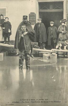 CPA FRANCE 92 "Clichy, la poste, distribution des lettres à dos d'homme" / INONDATION 1910