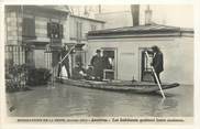 92 Haut De Seine CPA FRANCE 92 "Asnières, les habitants quittent leurs maisons" / INONDATION 1910