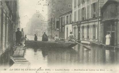 CPA FRANCE 92 "Levallois Perret, distribution des lettres ru Rivay" / INONDATION 1910