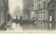 92 Haut De Seine CPA FRANCE 92 "Levallois Perret, distribution des lettres ru Rivay" / INONDATION 1910