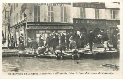 CPA FRANCE 94 "Alfortville, mise à l'eau des canots de sauvetage" / INONDATION 1910