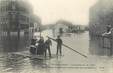 CPA FRANCE 94 "Choisy le Roi, sauvetage d'une jeune mère par les pompiers" / INONDATION 1910