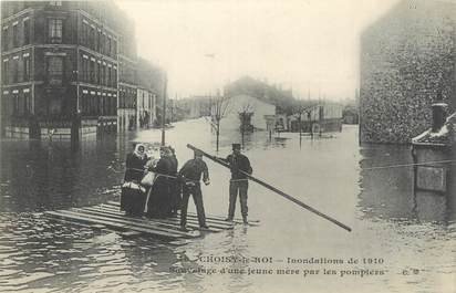 CPA FRANCE 94 "Choisy le Roi, sauvetage d'une jeune mère par les pompiers" / INONDATION 1910