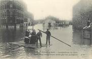 94 Val De Marne CPA FRANCE 94 "Choisy le Roi, sauvetage d'une jeune mère par les pompiers" / INONDATION 1910