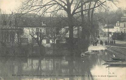 CPA FRANCE 94 "Bry sur Marne, débouché du pont de Bry" / INONDATION 1910