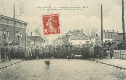 CPA FRANCE 94 "Choisy le Roi, la troupe maintenant la foule des curieux" / INONDATION 1910