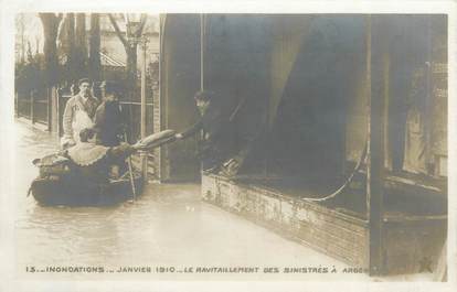 CPA FRANCE 95 "Argenteuil, le ravitaillement des sinistrés" / INONDATION 1910