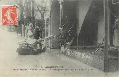 CPA FRANCE 95 "Argenteuil, courageuse porteuse de pain" / INONDATION 1910