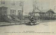95 Val D'oise CPA FRANCE 95 "Argenteuil, le facteur effectuant sa dangereuse distribution" / INONDATION 1910