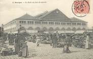 18 Cher / CPA FRANCE 18 "Bourges, la Halle un jour de marché"