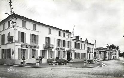 / CPSM FRANCE 17 "Saujon, l'hôtel Thermalia et l'entrée de l'établissement thermal" / USAGE TARDIF