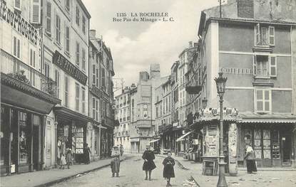 / CPA FRANCE 17 "La Rochelle, rue Pas du minage"