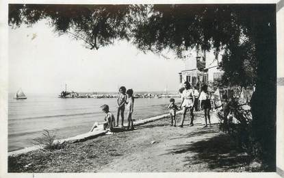 CPSM FRANCE 83 "Les Lecques sur Mer, la jetée vue de la plage"