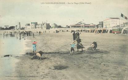 CPA FRANCE 85 "Sables d'Olonne, sur la plage"