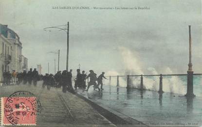 CPA FRANCE 85 "Sables d'Olonne, les lames sur le remblai"