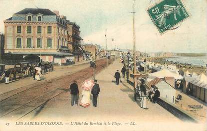 CPA FRANCE 85 "Sables d'Olonne, l'Hotel du Remblai et la plage"