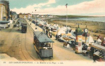 CPA FRANCE 85 "Sables d'Olonne, le remblai et la plage" / TRAMWAY