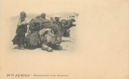 CPA ALGERIE / SCENES ET TYPES " Chargement d'un chameau"