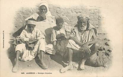 CPA ALGERIE / SCENES ET TYPES "Groupe d'arabes"