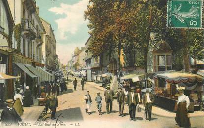 CPA FRANCE 03 "Vichy, la Rue de Nimes"