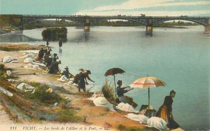 CPA FRANCE 03 "Vichy, les laveuses au bord de l'Allier"