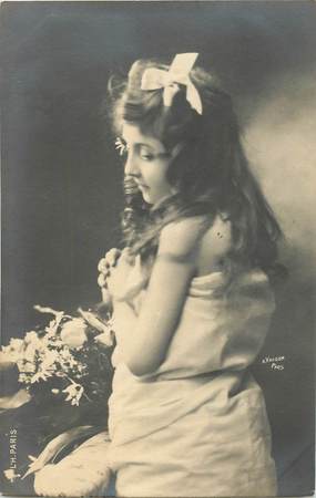 CPA ENFANT "petite fille de dos"