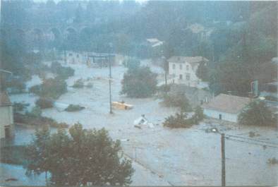 CPM FRANCE 30 "Nimes, Inondations du 03/10/1988"