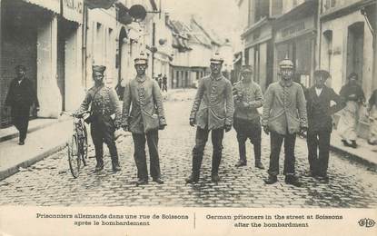 CPA FRANCE 02 "Soissons, Prisonniers après le bombardement"