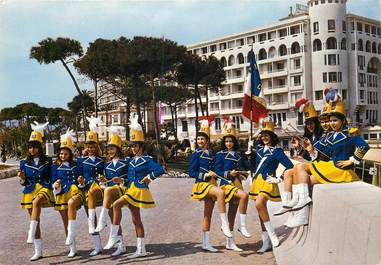 CPSM FRANCE 06 "Cannes, Majorettes devant l'Hotel Méditerranée"