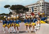 06 Alpe Maritime CPSM FRANCE 06 "Cannes, Majorettes devant l'Hotel Méditerranée"