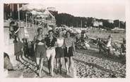 06 Alpe Maritime CPA FRANCE 06 "Juan les Pins, la Plage" / MODE