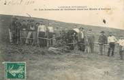 12 Aveyron / CPA FRANCE 12 "Les arracheurs de Gentiane dans les Monts d'Aubrac"