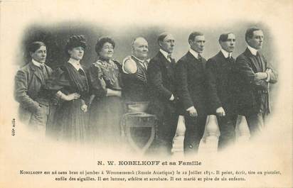 CPA CIRQUE "Famille Kobelkoff, Lutteur, athlète et acrobate"