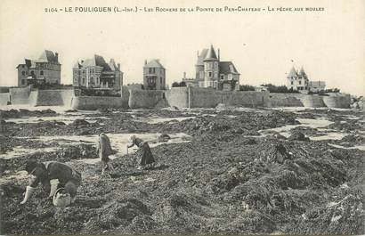 CPA FRANCE 44 "Le Pouliguen, les Rochers de la Pointe de pen chateau, la pêche aux moules"