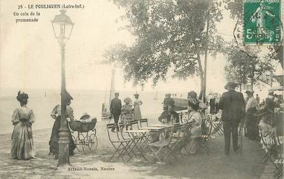 CPA FRANCE 44 "Le Pouliguen, un coin de la promenade"