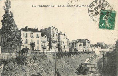/ CPA FRANCE 94 "Vincennes, la rue Aubert et le chemin de fer"
