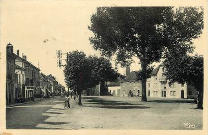 / CPSM FRANCE 38 "Les Abrets, place Eloi Culhet et rue Gambetta"