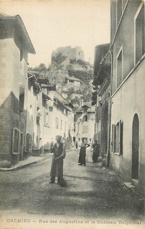 / CPA FRANCE 38 "Crémieu, rue des Augustins et le château Delphinal"