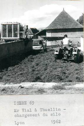 PHOTO FRANCE 38 "Thuellin, chargement du silo, 1962" / AGRICULTURE