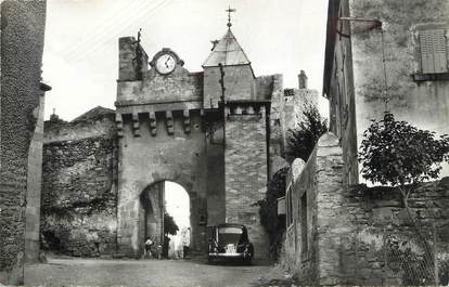 / CPSM FRANCE 63 "Montpeyroux, l'horloge et l'entrée du vieux château"