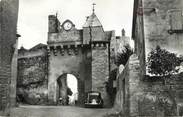 63 Puy De DÔme / CPSM FRANCE 63 "Montpeyroux, l'horloge et l'entrée du vieux château"