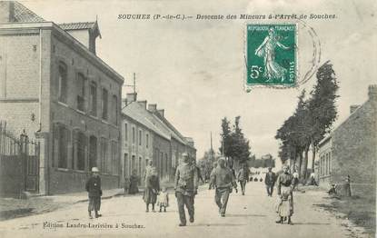 / CPA FRANCE 62 "Souchez, descente des mineurs à l'arrêt de Souchez"