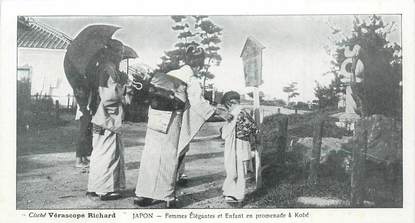 CPA JAPON "Femmes élégantes en promenade à Kobé"