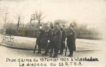 CARTE PHOTO MILITAIRE "Wiesbaden, 1925, prise d'arme et le drapeau"