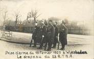 Militaire CARTE PHOTO MILITAIRE "Wiesbaden, 1925, prise d'arme et le drapeau"