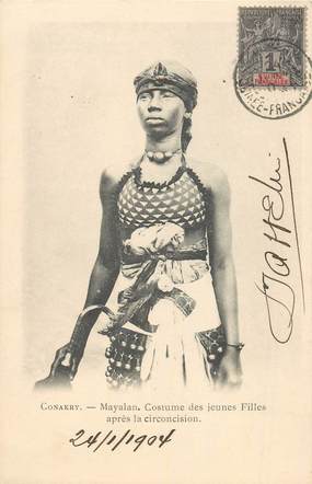 CPA GUINEE "Conakry, costume de jeune fille après la circoncision"