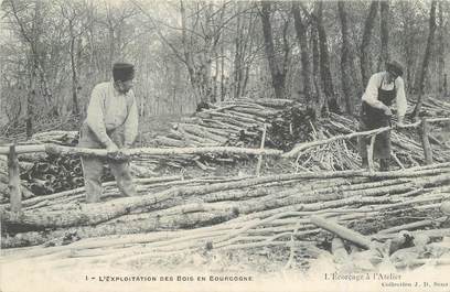 CPA FRANCE 89 "L'Exploitation des Bois en Bourgogne, L'Ecorçage à l'Atelier"