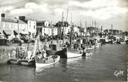 85 Vendee CPSM FRANCE 85 "Saint Gilles sur vie, quai du port fidèle" BATEAU DE PÊCHE